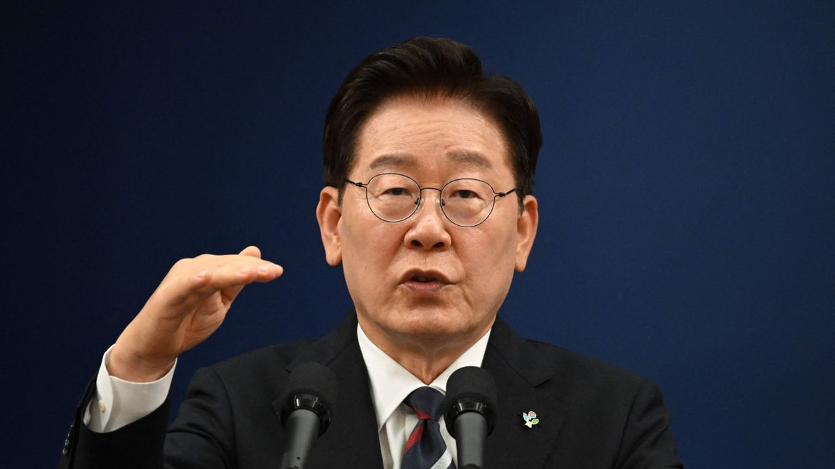South Korean President Lee's Approval Plummets Below 50% for First Time
