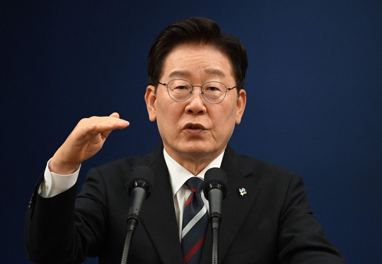 South Korean President Lee's Approval Plummets Below 50% for First Time
