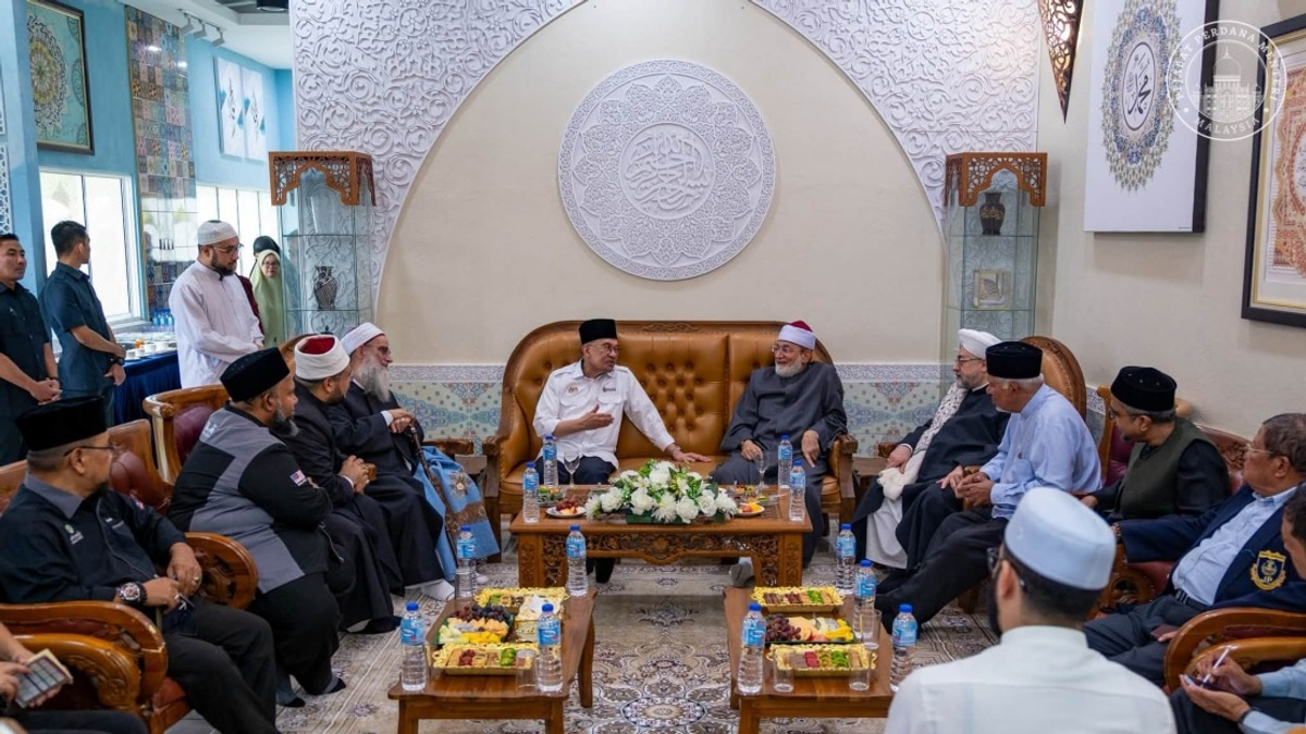 PM Anwar Meets Distinguished Islamic Scholars During Malaysia Visit
