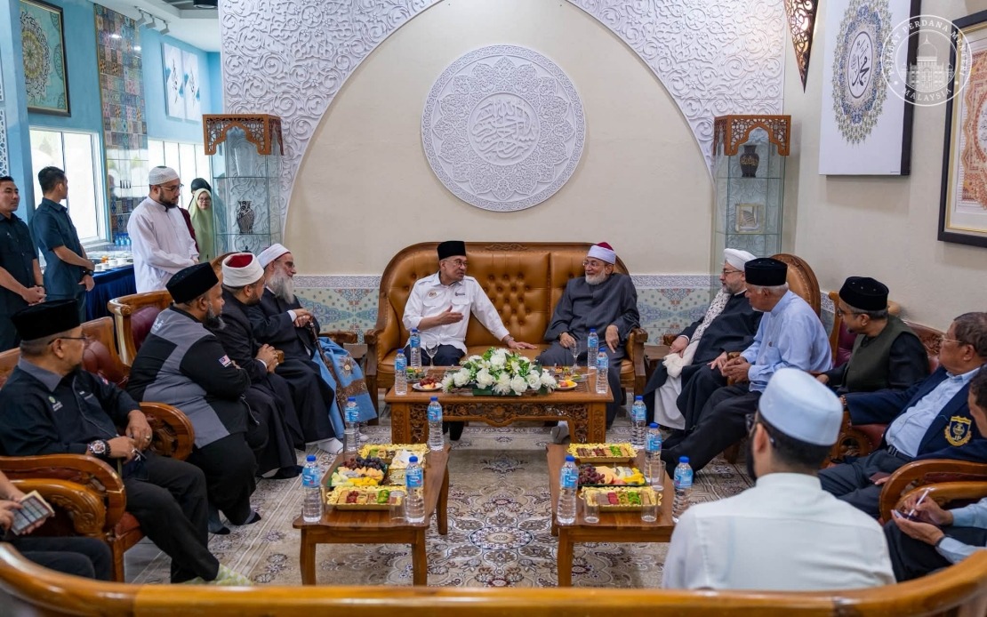 PM Anwar Meets Distinguished Islamic Scholars During Malaysia Visit