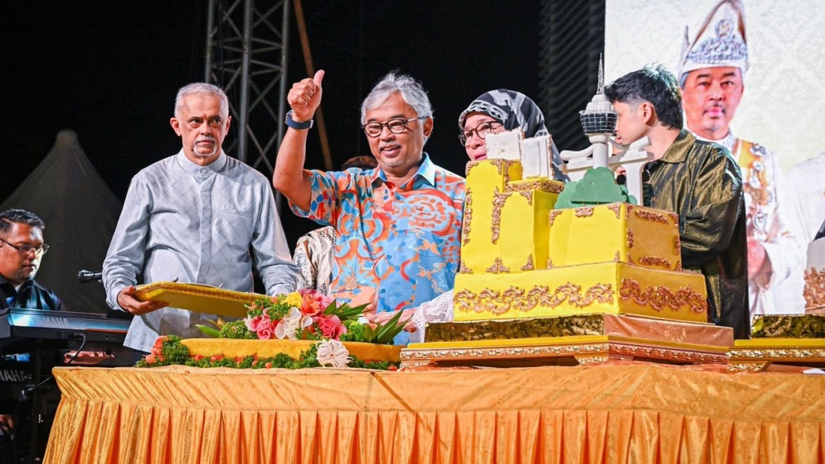 Sultan of Pahang Opens Kuantan 188 Festival with Royal Entourage
