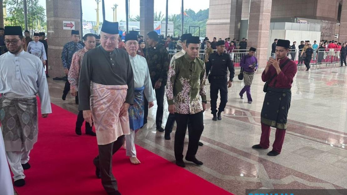 Sultan Nazrin Warns Against Impulsive Leadership, Calls for Wisdom and Sacrifice