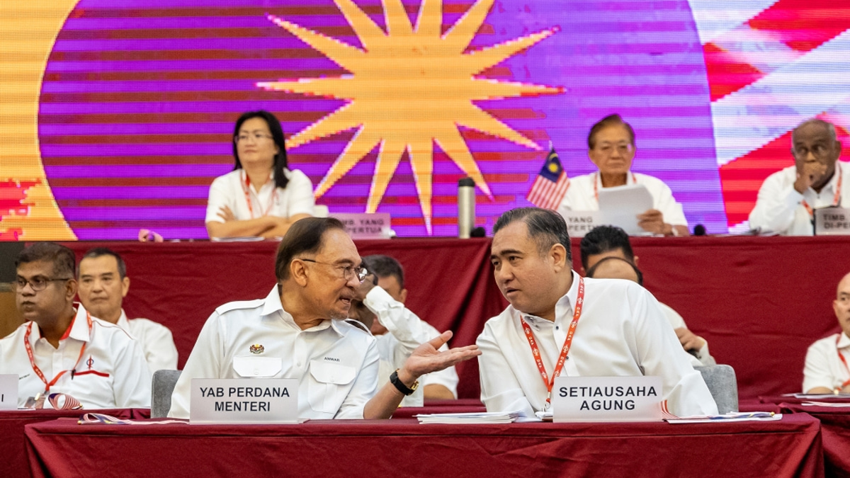 Anwar Calls on Melaka DAP to Reverse Exit Decision and Remain in State Government