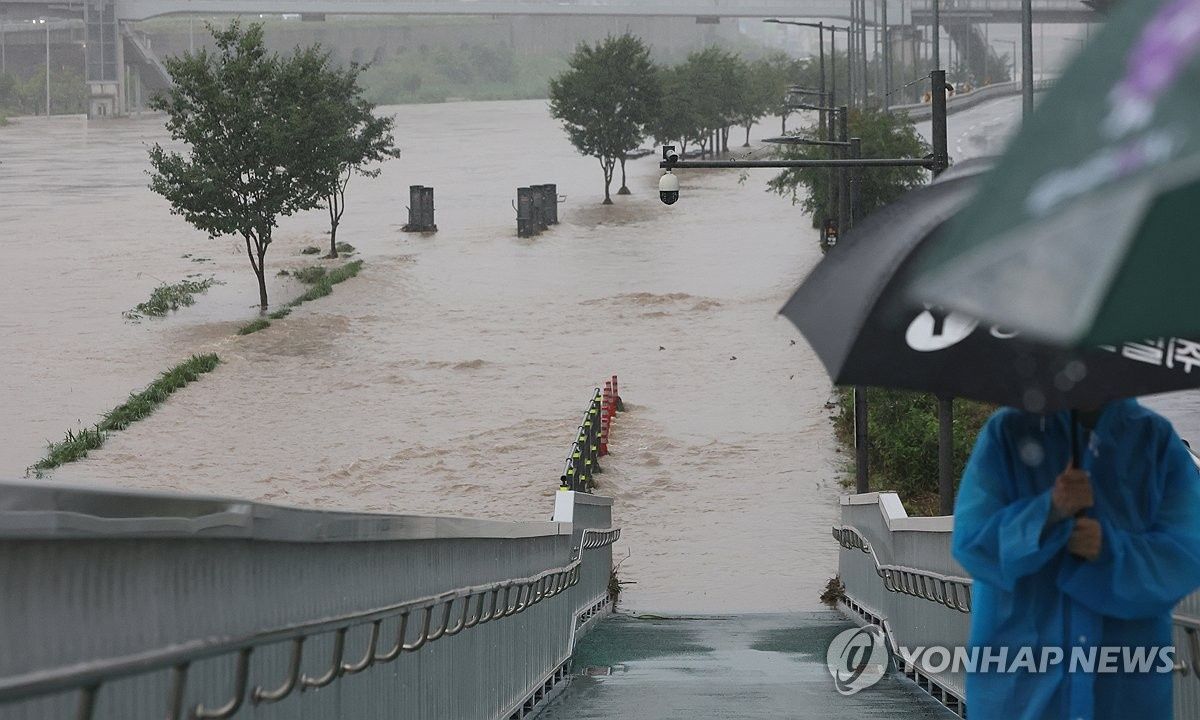 Seoul drenched by overnight downpour as 10 national parks shut and hundreds of homes flood