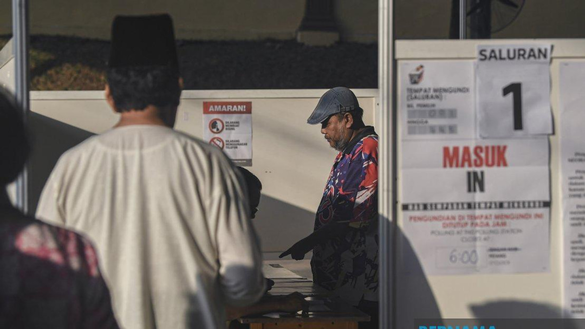 Federal Ministers Cast Votes as Johor Polls Kick Off