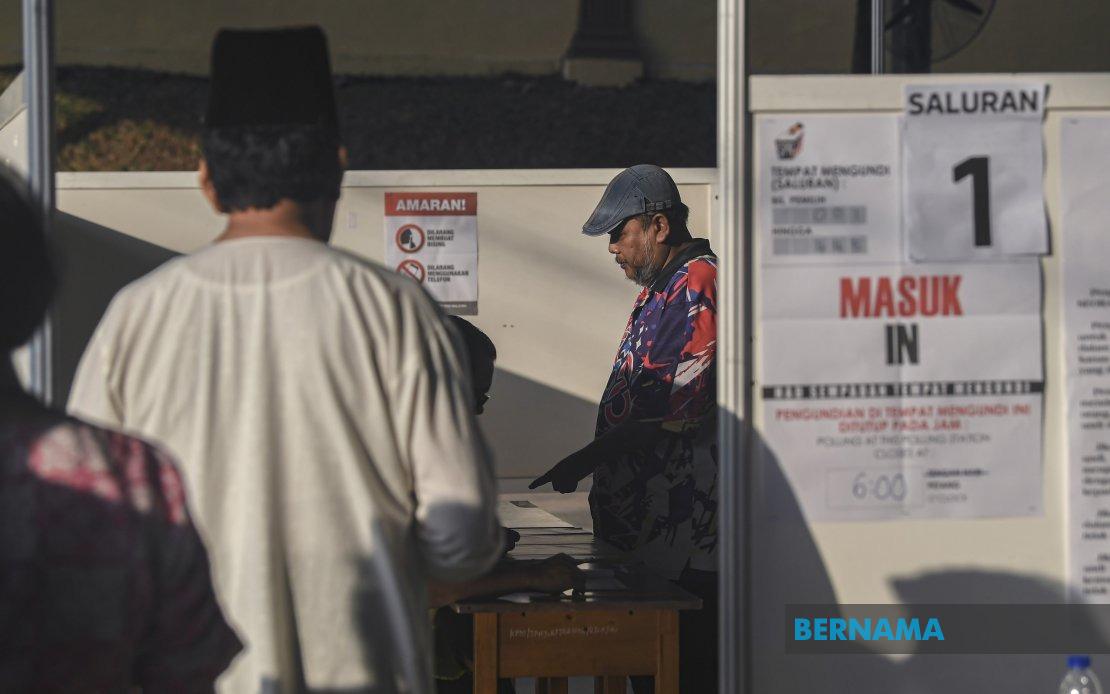 Federal Ministers Cast Votes as Johor Polls Kick Off
