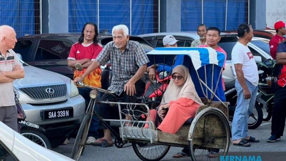 Prime Minister honours elderly trishaw rider's determination to meet him