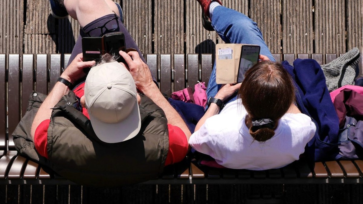 Parental phone distraction leaves lasting psychological scars on children, research reveals