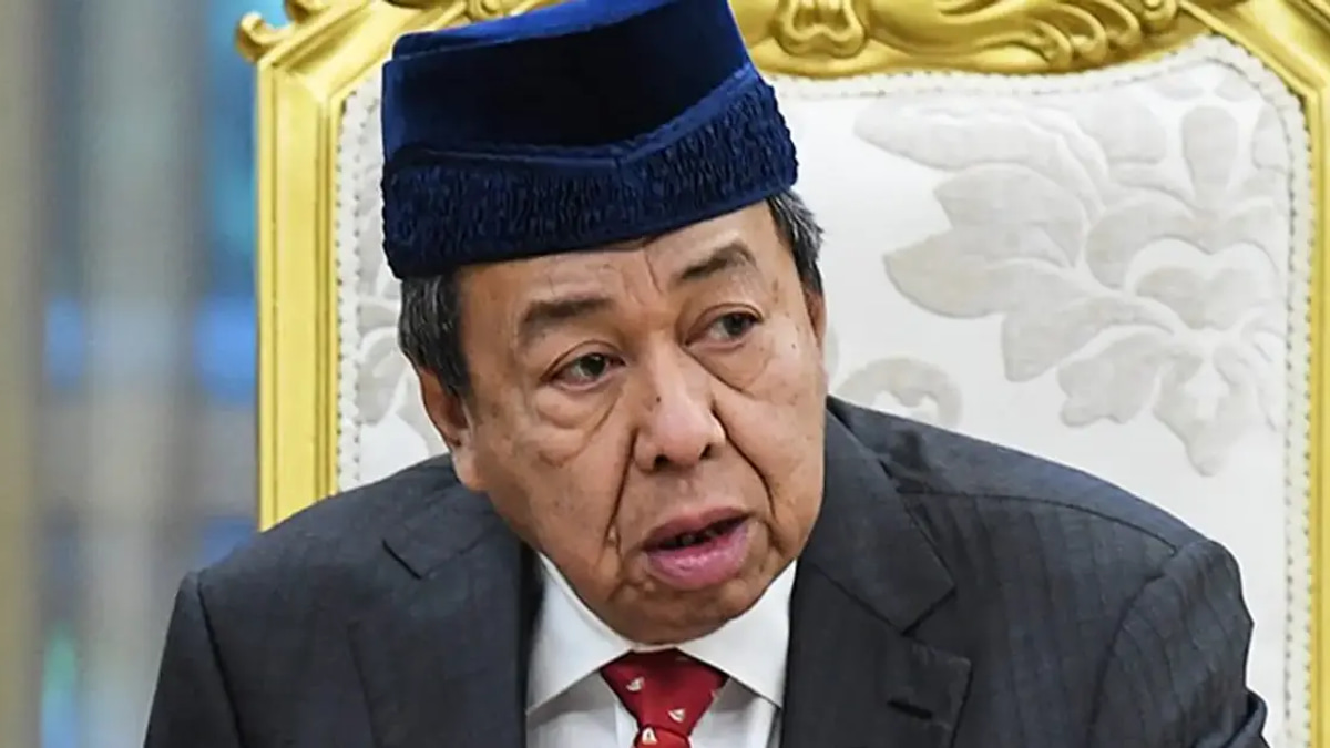 Selangor Sultan Commends Najib and Anwar on LRT3, Criticises DAP Officials