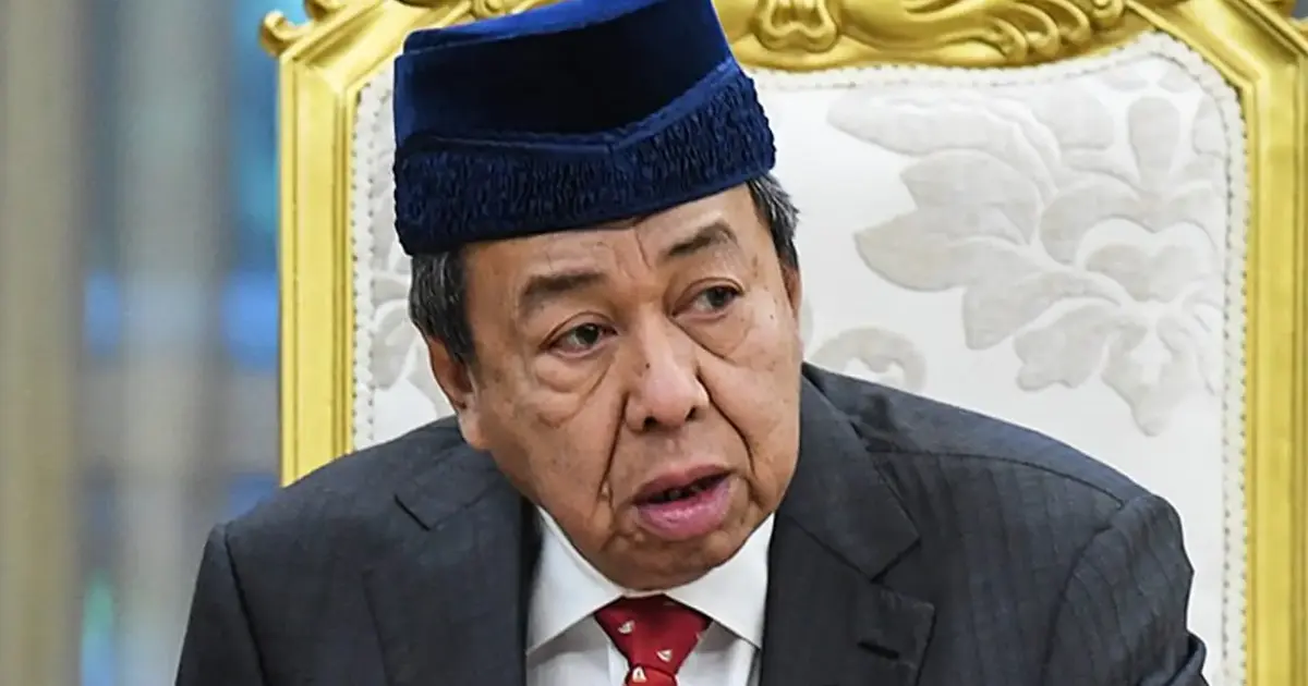 Selangor Sultan Commends Najib and Anwar on LRT3, Criticises DAP Officials