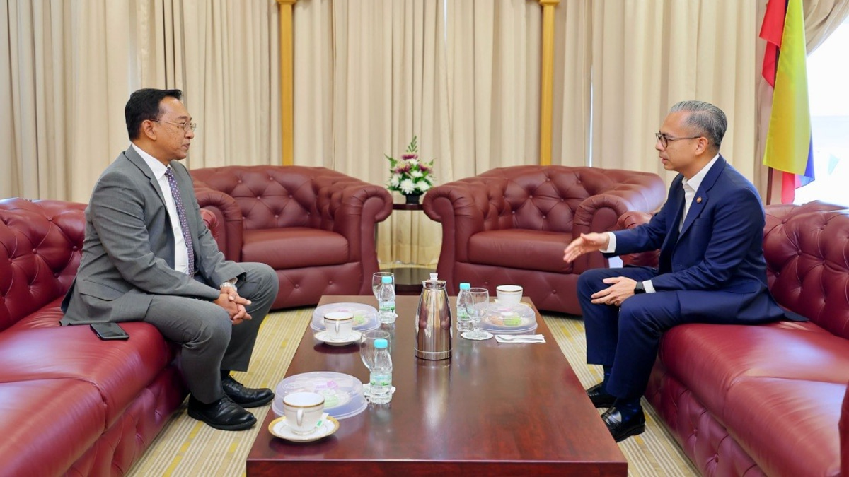 Communications Minister Fahmi Hosts Malaysia's New Ambassador to Lebanon
