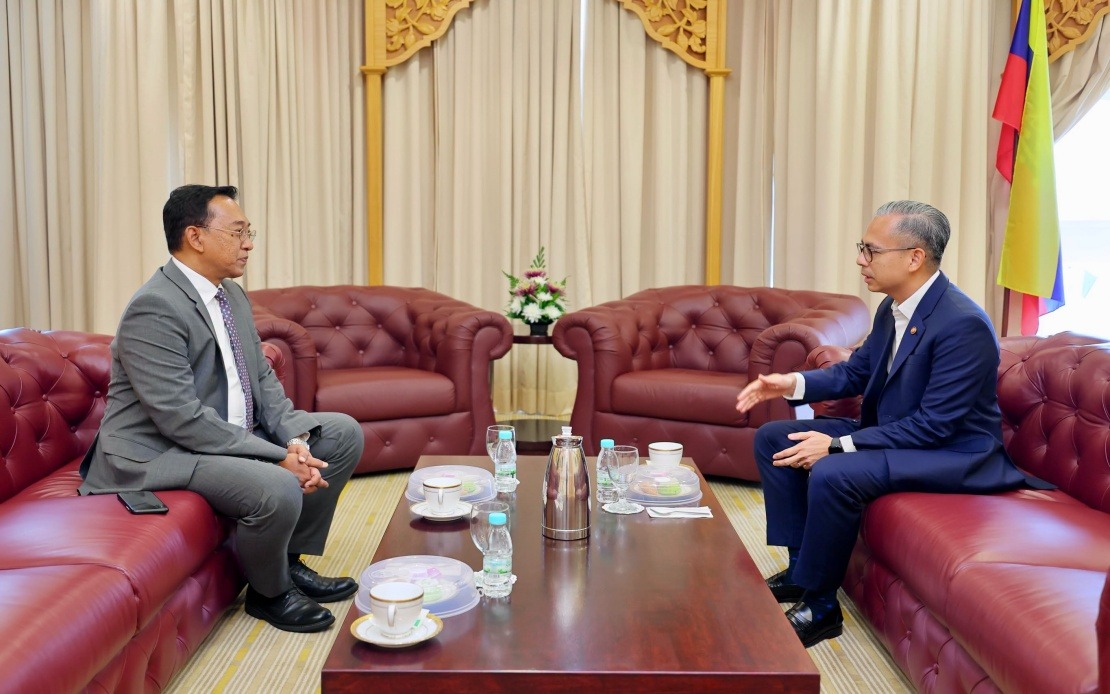 Communications Minister Fahmi Hosts Malaysia's New Ambassador to Lebanon