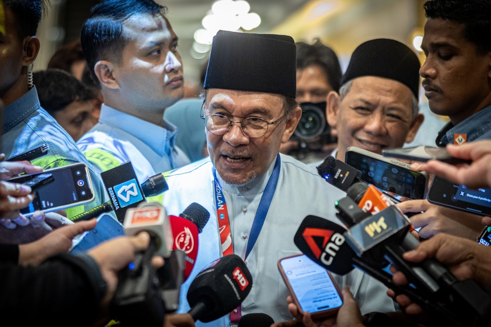 Anwar Rejects Claims of Coalition Tensions, Emphasizes Unity with Zahid