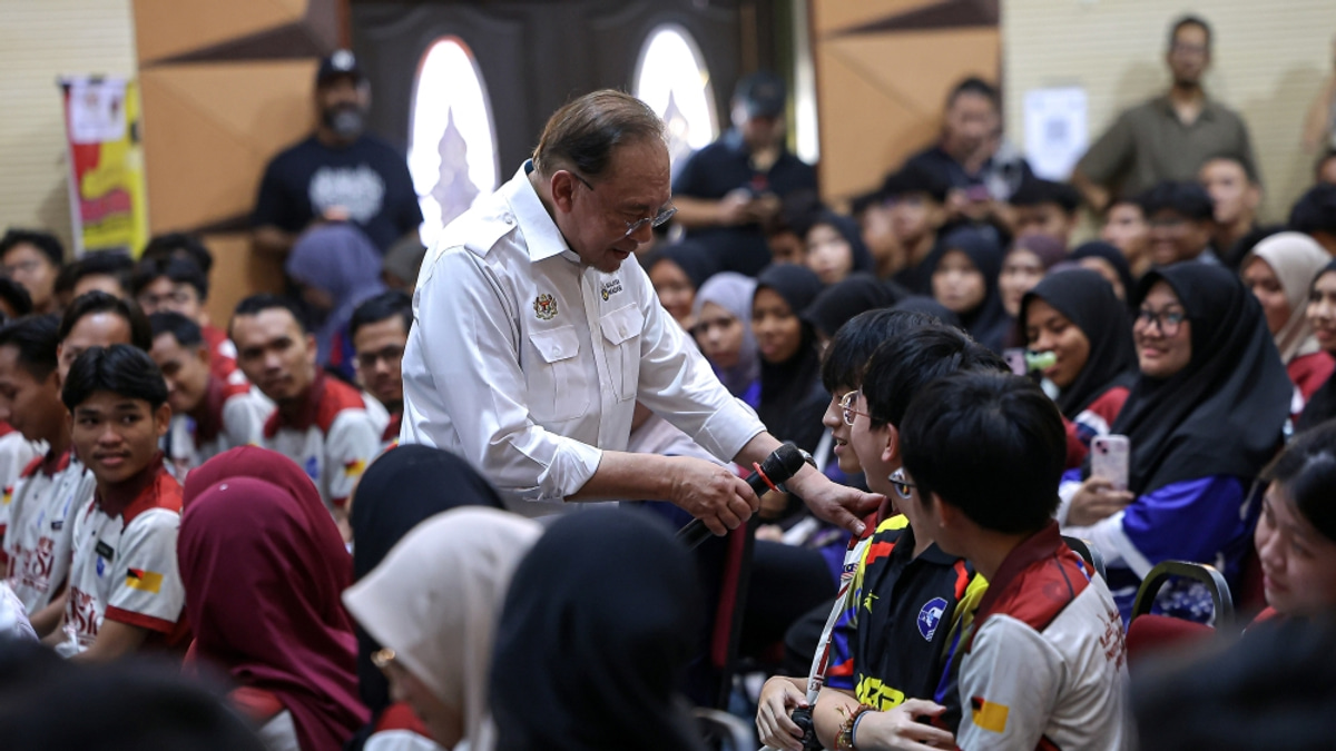 Anwar Defends Matriculation Intake Policy as Balance Between Merit and Equity