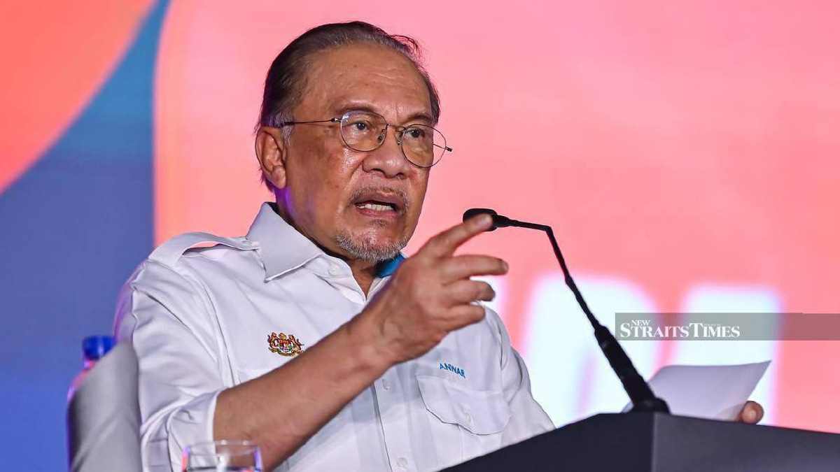 Anwar Unveils Seven Incentives for Felda Settlers, Including New Generation Housing