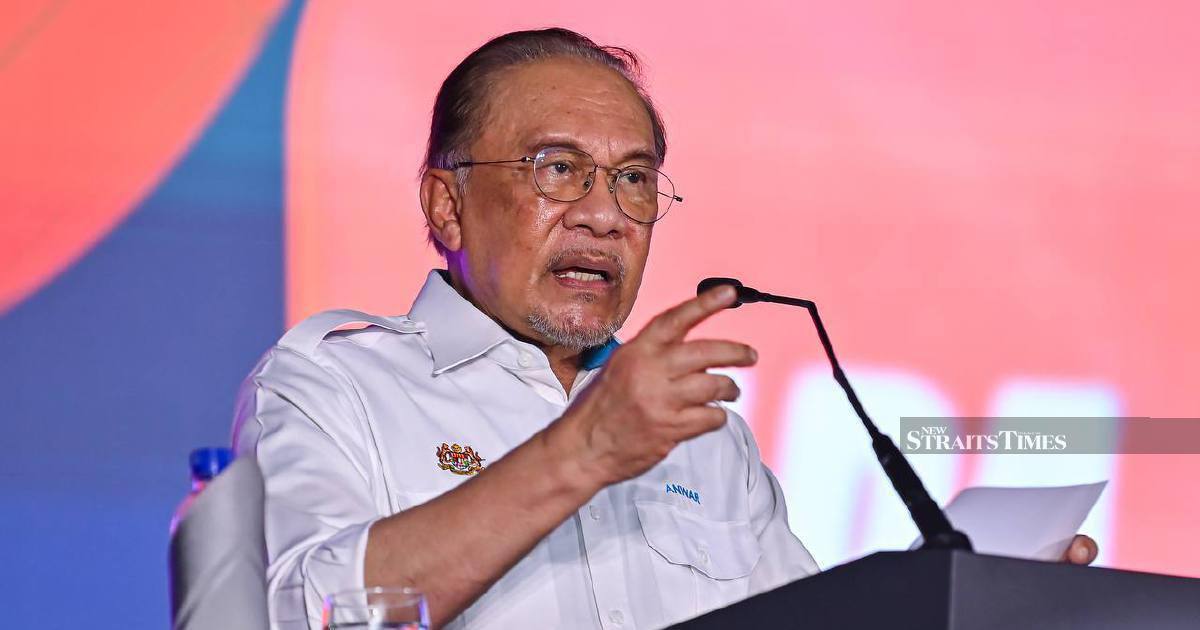 Anwar Unveils Seven Incentives for Felda Settlers, Including New Generation Housing