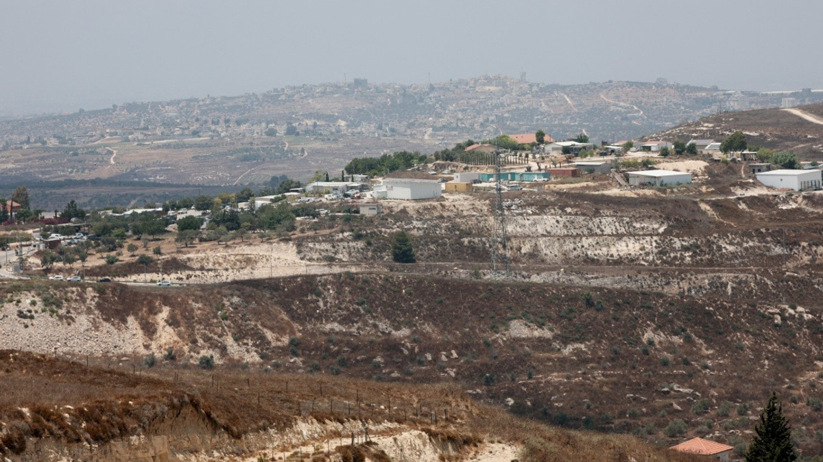 Israeli Forces Injure Palestinians in East Jerusalem, Seize Property in West Bank Raids