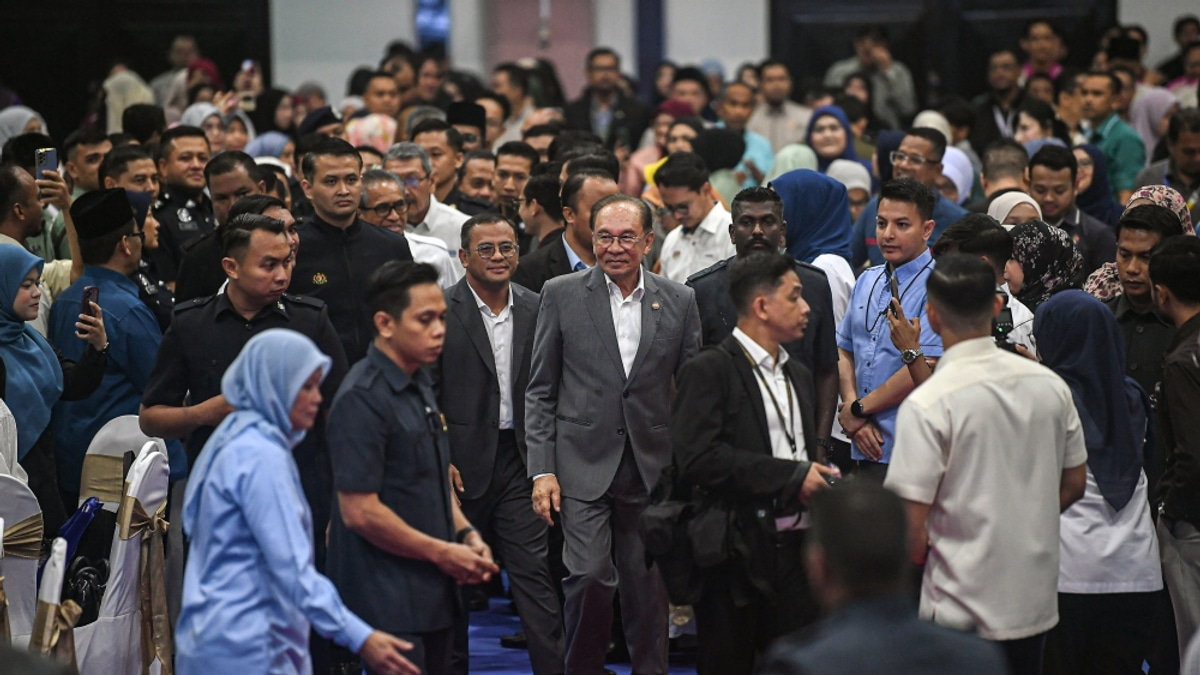Anwar Ibrahim Clarifies Remarks to Civil Servants, Denies Intent to Belittle