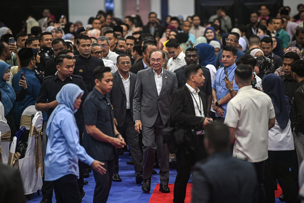 Anwar Ibrahim Clarifies Remarks to Civil Servants, Denies Intent to Belittle