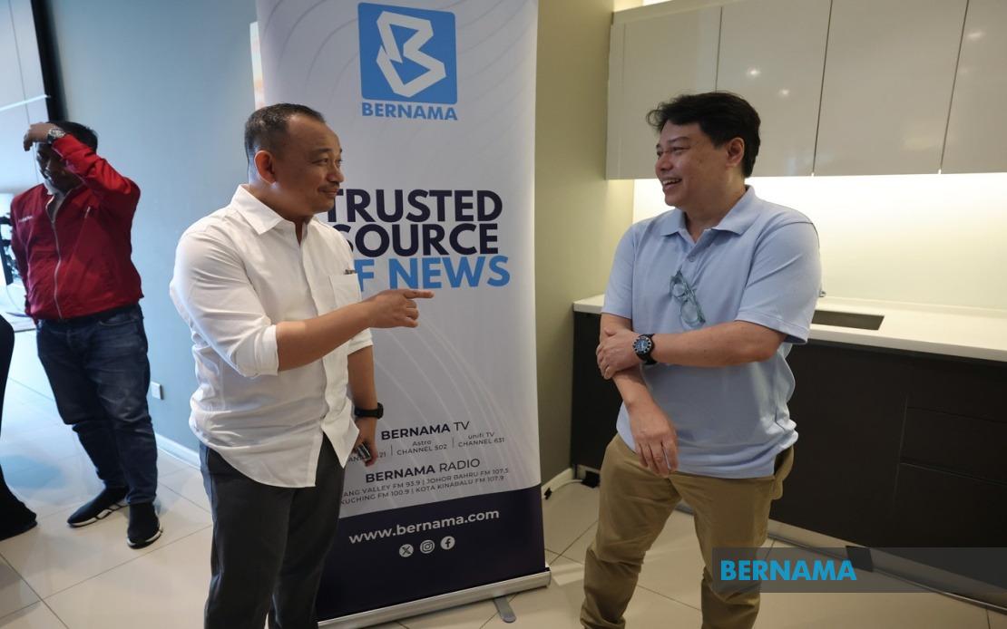 Maszlee Malik Takes Myvi Challenge to Experience Johor's Road Crisis Firsthand