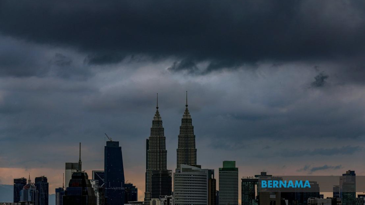 Severe Weather Alert: Thunderstorms And Heavy Rain To Batter KL, Putrajaya And 10 States Today
