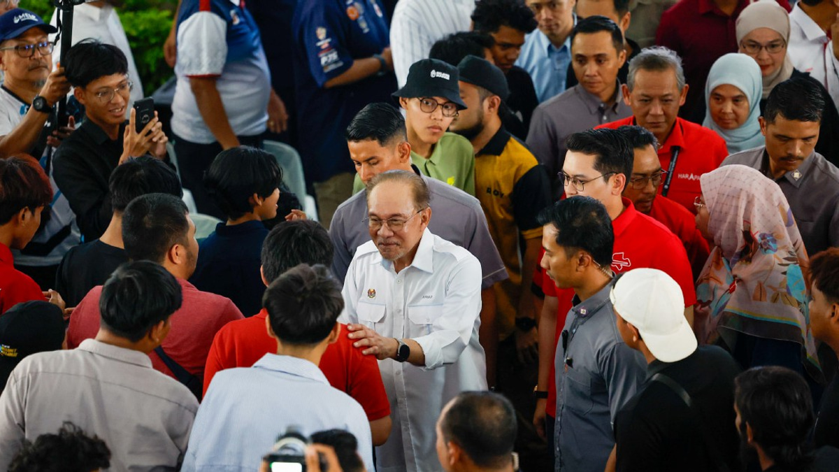 Anwar Dismisses Poll Predictions, Urges PH to Keep Up Ground Campaign Push in Negri Sembilan