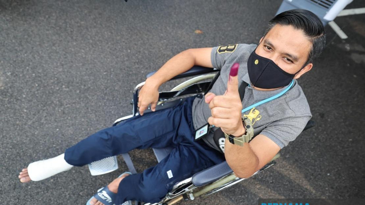 Johor Police Officer Votes Despite Achilles Tendon Injury