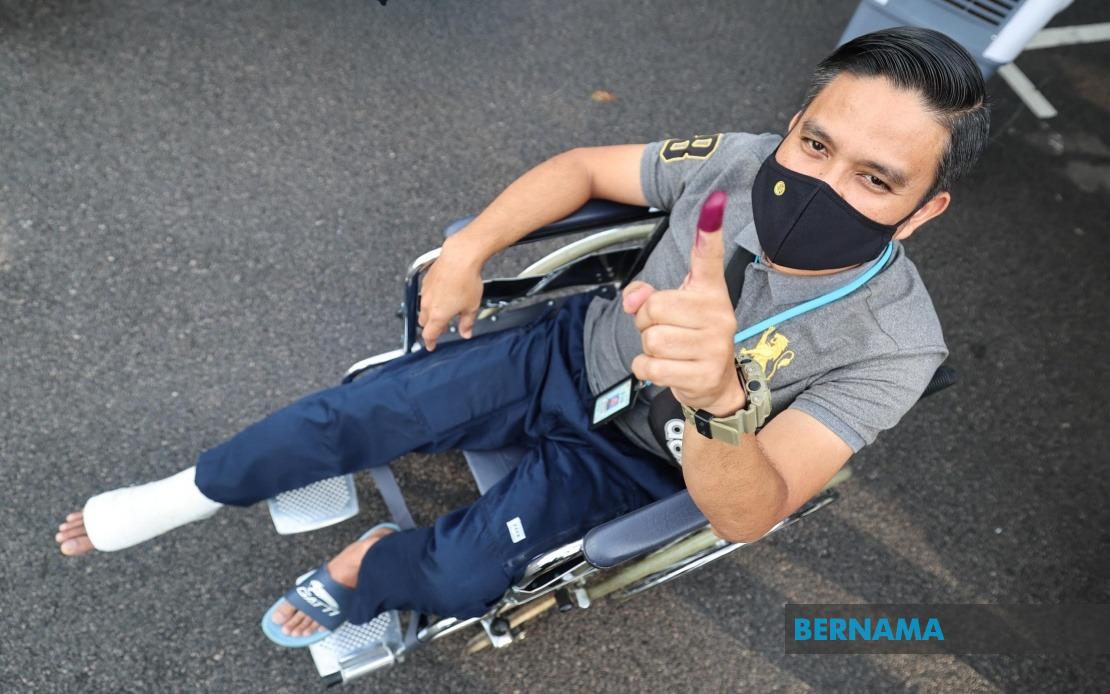 Johor Police Officer Votes Despite Achilles Tendon Injury