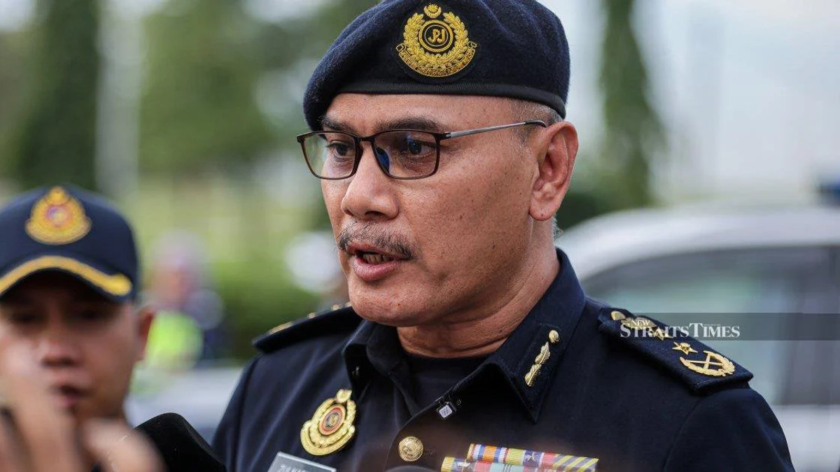 Johor RTD Issues Notices to Helmetless Riders During Election Campaign
