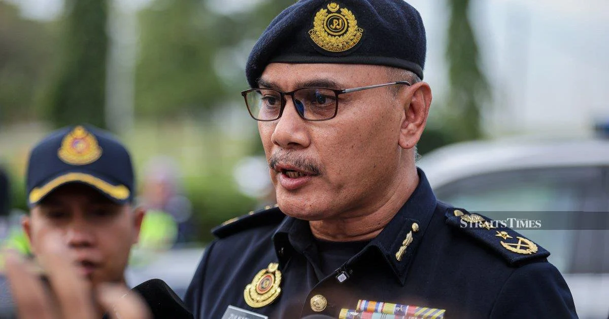 Johor RTD Issues Notices to Helmetless Riders During Election Campaign
