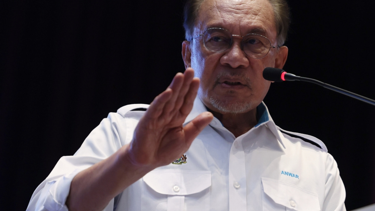 Anwar Urges Future Civil Servants to Put Nation and People First