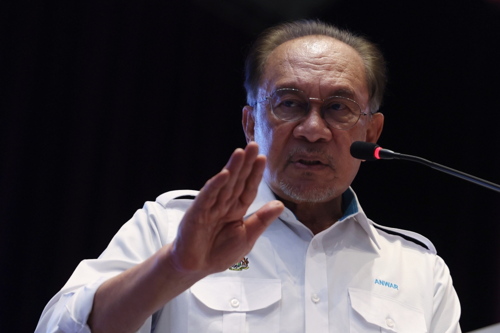 Anwar Urges Future Civil Servants to Put Nation and People First