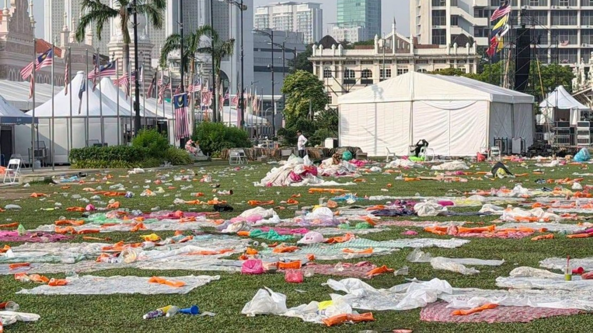 DBKL Launches Cleanup at Dataran Merdeka After World Cup Final Crowds Leave Rubbish Behind
