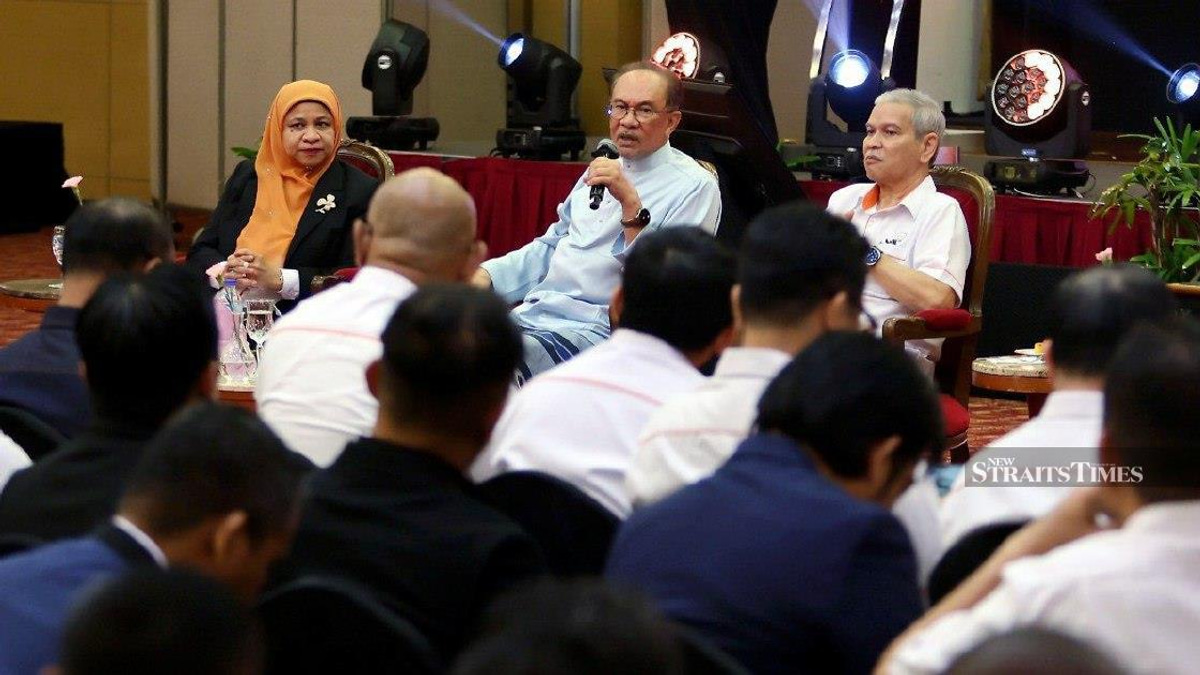 Anwar Enlists Prabowo's Support to Resolve Felda Eagle High Investment Concerns