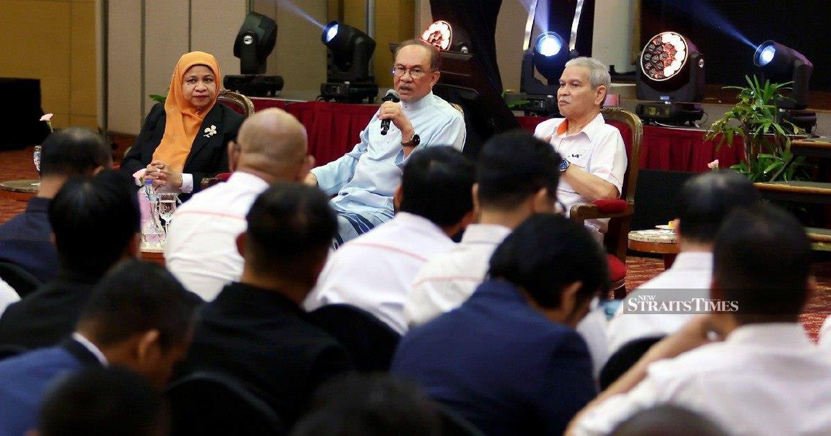 Anwar Enlists Prabowo's Support to Resolve Felda Eagle High Investment Concerns