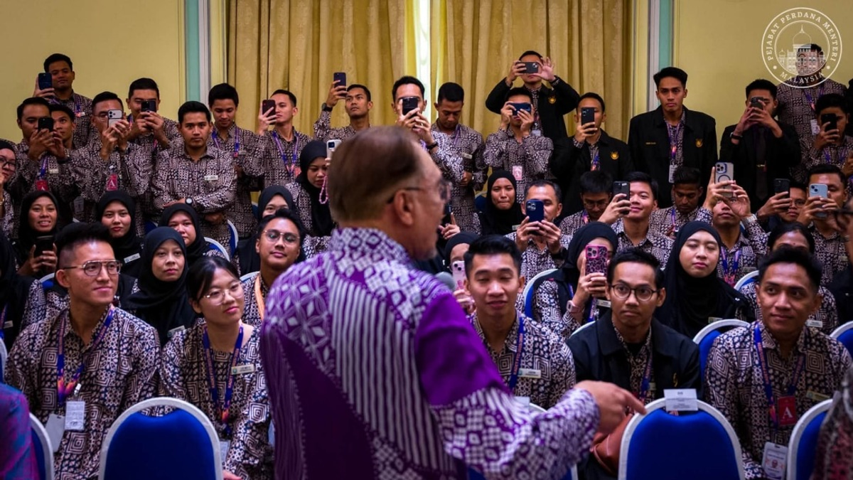 PM Anwar Urges Civil Servants to Champion Reform and Integrity
