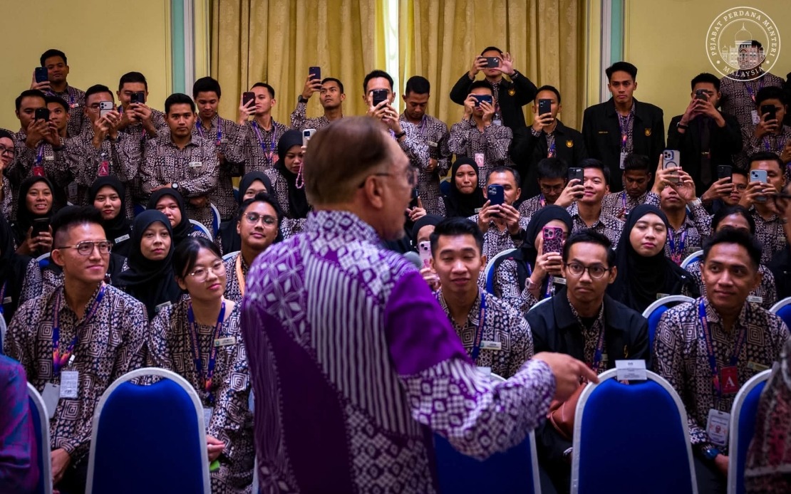 PM Anwar Urges Civil Servants to Champion Reform and Integrity
