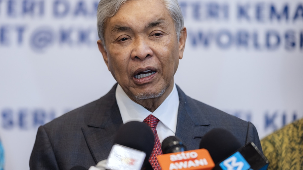 Deputy PM Zahid Pledges Fully Sponsored Umrah for WorldSkills Gold Winners