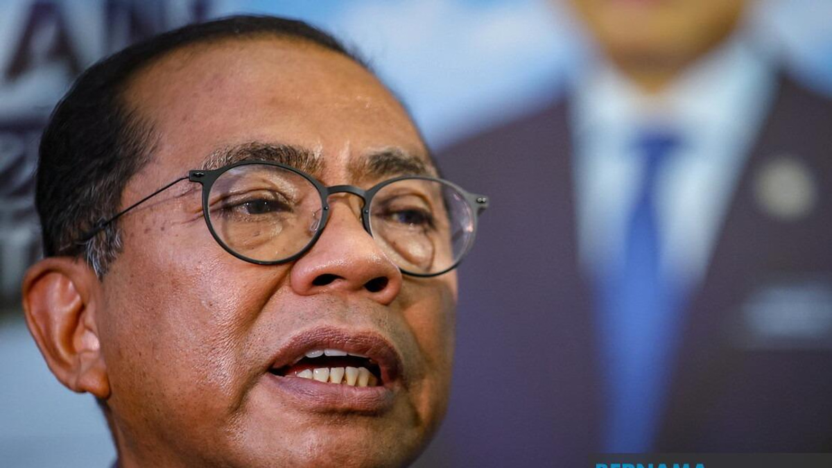 Malaysia's Defence Minister Mohamed Khaled Visits Vietnam to Deepen Military Cooperation
