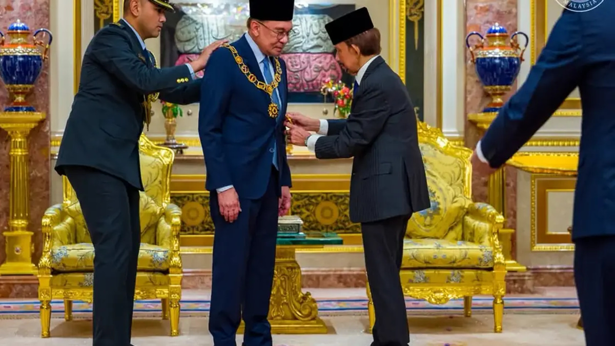 Anwar Receives High Honour from Brunei's Sultan Hassanal Bolkiah
