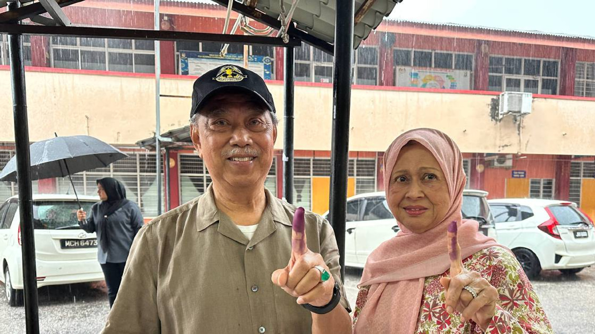 Muhyiddin Calls for Strong Voter Participation as Johor Polls Begin Despite Rainy Weather