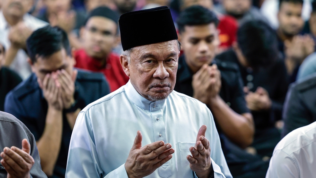 PM Anwar Extends Well-Wishes to Sultan Ibrahim Before Medical Treatment
