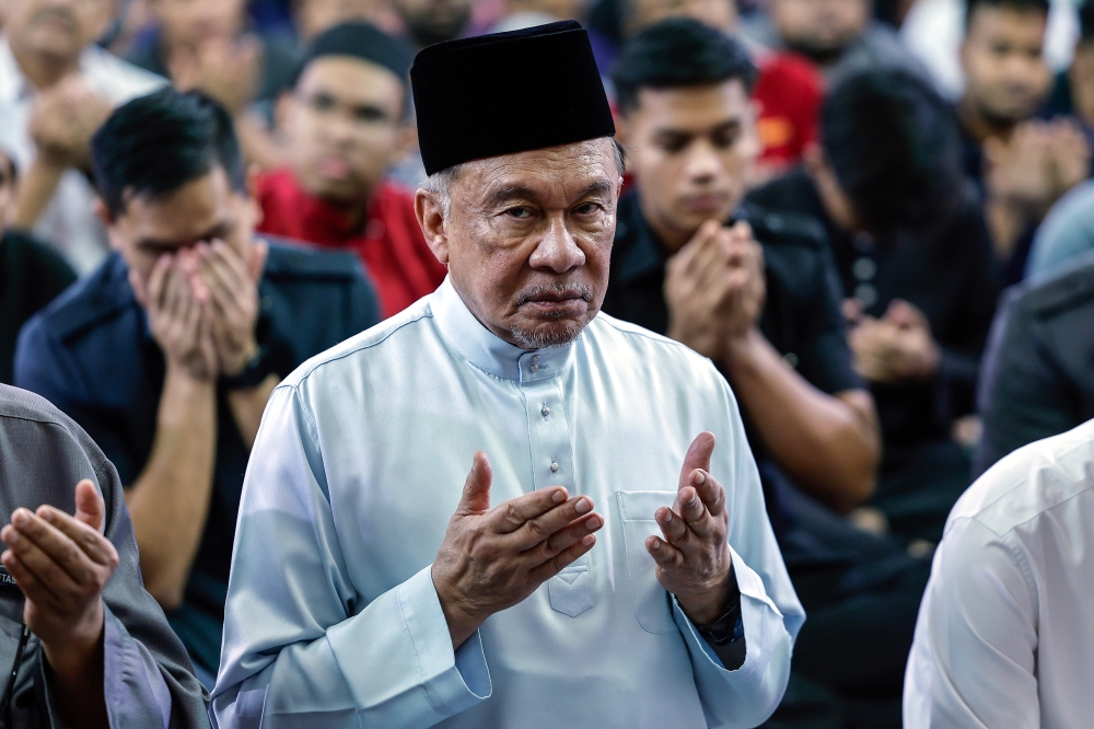 PM Anwar Extends Well-Wishes to Sultan Ibrahim Before Medical Treatment