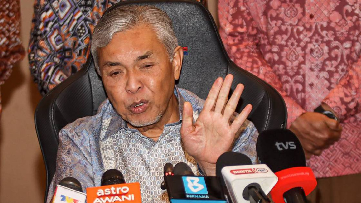 Zahid Rules Out Conspiracy to Remove Anwar as PM