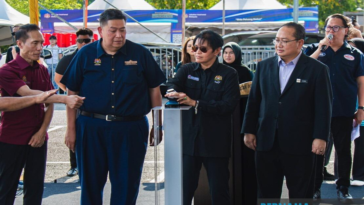 Azalina Calls on Johor Voters to Support BN for Stable Governance