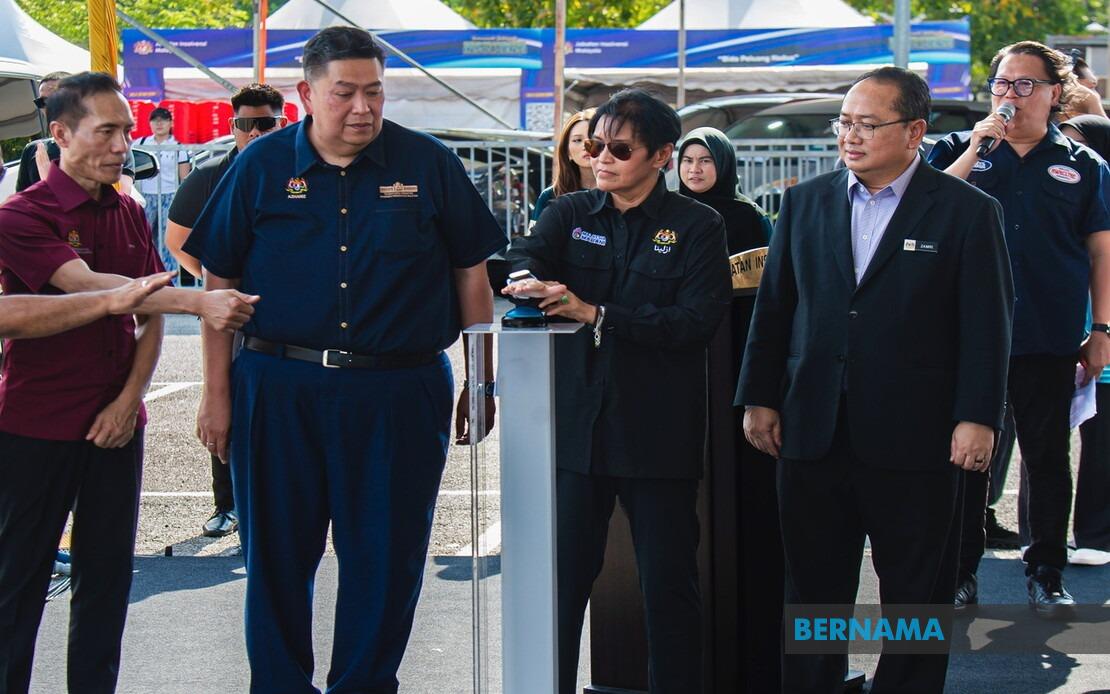 Azalina Calls on Johor Voters to Support BN for Stable Governance