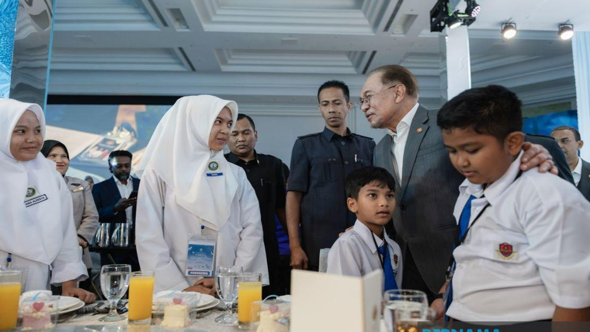 Smart Children Must Also Be Kind, Says PM Anwar in School Bullying Warning