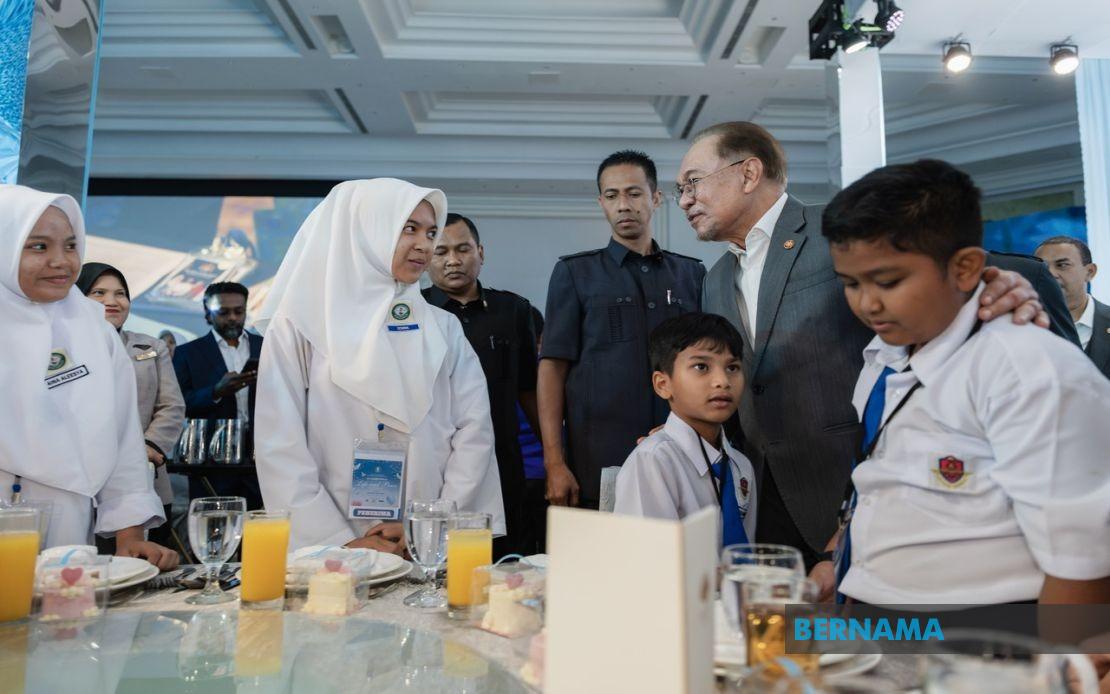 Smart Children Must Also Be Kind, Says PM Anwar in School Bullying Warning