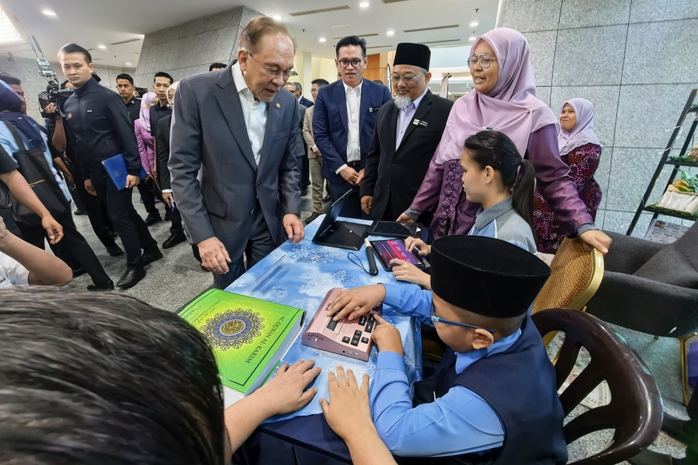 Learning Other Languages Will Not Weaken Bahasa Melayu, Says Anwar