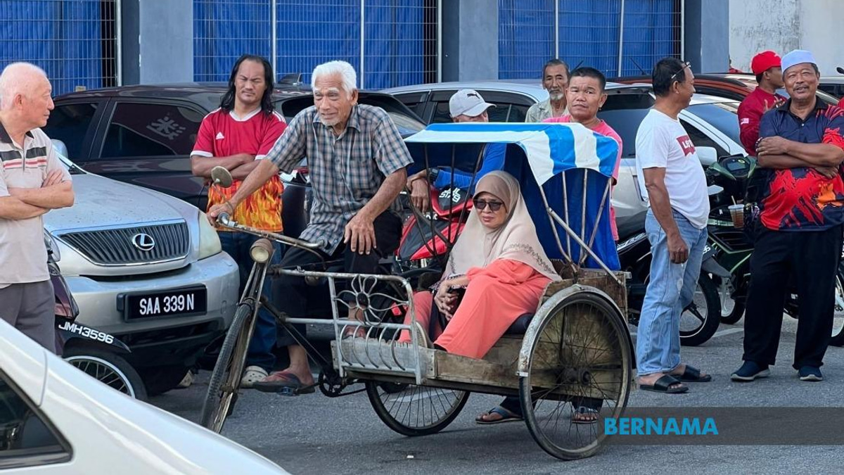 Octogenarian's Trishaw Journey: An Elderly Voter's Determination to Glimpse PM Anwar